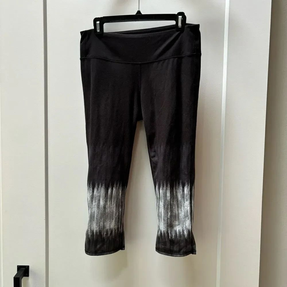 Athleta black workout Capri leggings w texture pattern woman’s size L‎